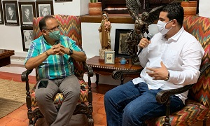 Alcalde Felipe Pardo con el director de El Santafereño